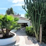 Spacious Retreat With Games *