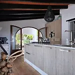 Spacious Retreat With Games Willa Benissa