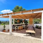 Willa Spacious Retreat With Games