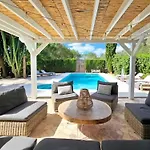 Spacious Retreat With Games