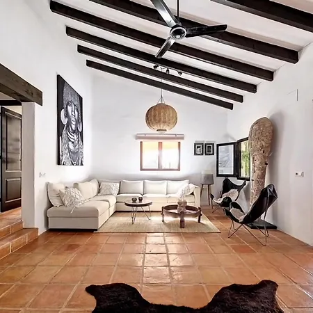 Spacious Retreat With Games