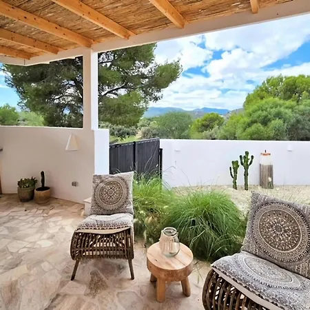 Spacious Retreat With Games Willa