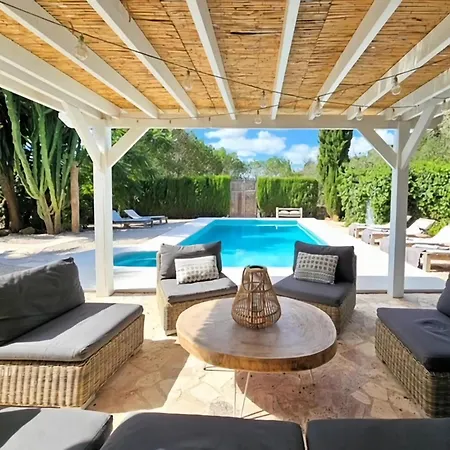 Spacious Retreat With Games